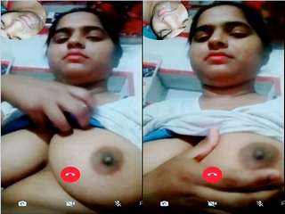 Sexy Desi Girl Showing her Boobs on Video Call