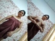 Hot Desi Girl Shows her Big Boobs